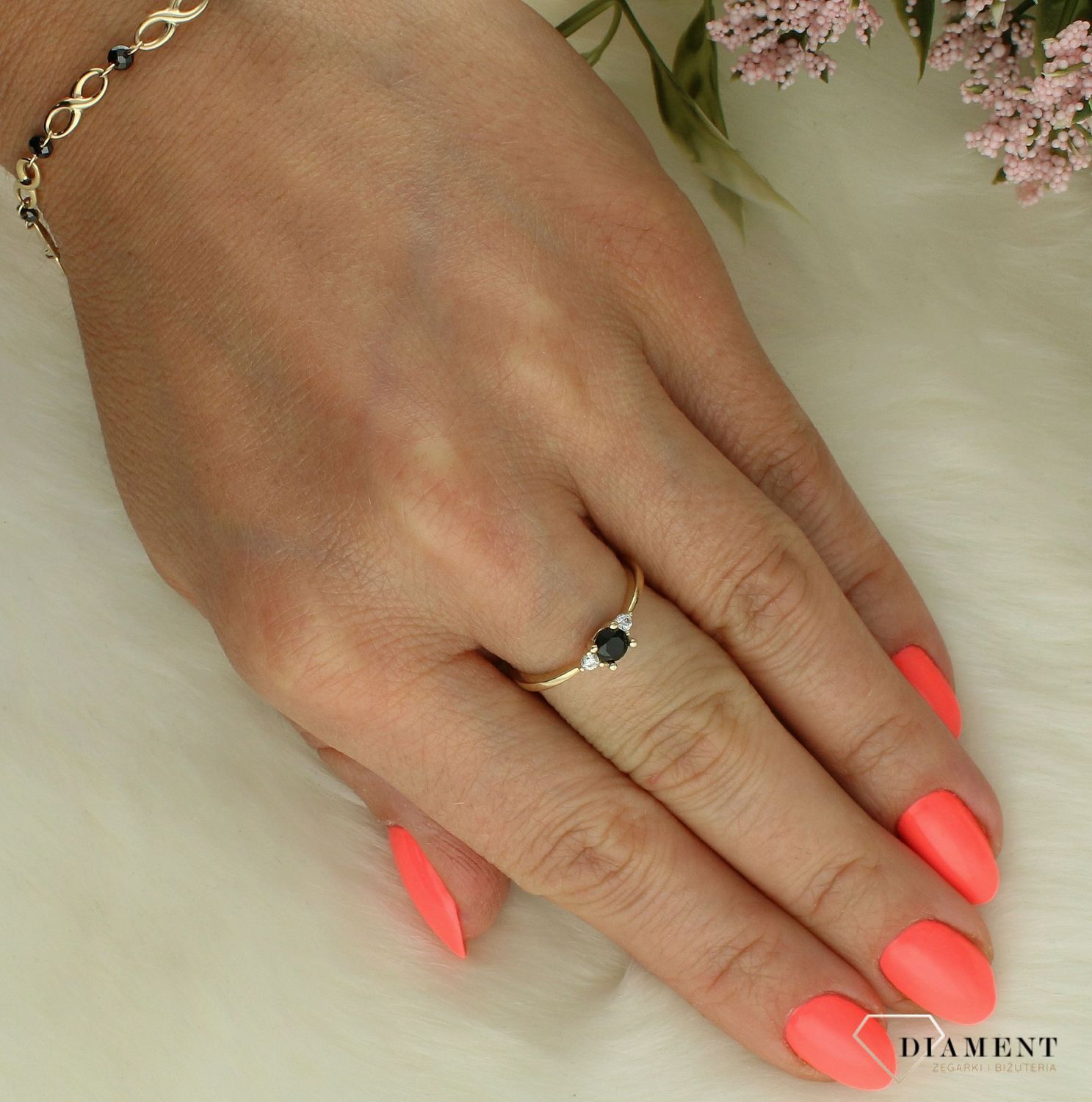 Złoty pierścionek damski 375 z czarną cyrkonią PI 6578 375. Złoty pierścionek damski. Złoty pierścionek na prezent. Pierścionek złoty dla kobiety. Złoty pierścionek próby 375. Pierścionek złoty z czarnymi cyrkoniami (1).jpg